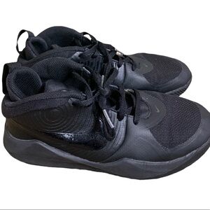 NIKE Team Hustle Size 4 Basketball Sneakers Black Size 4